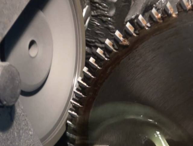 合金锯片也畏高温，为避免锯片罢工，做好微量润刻不容缓